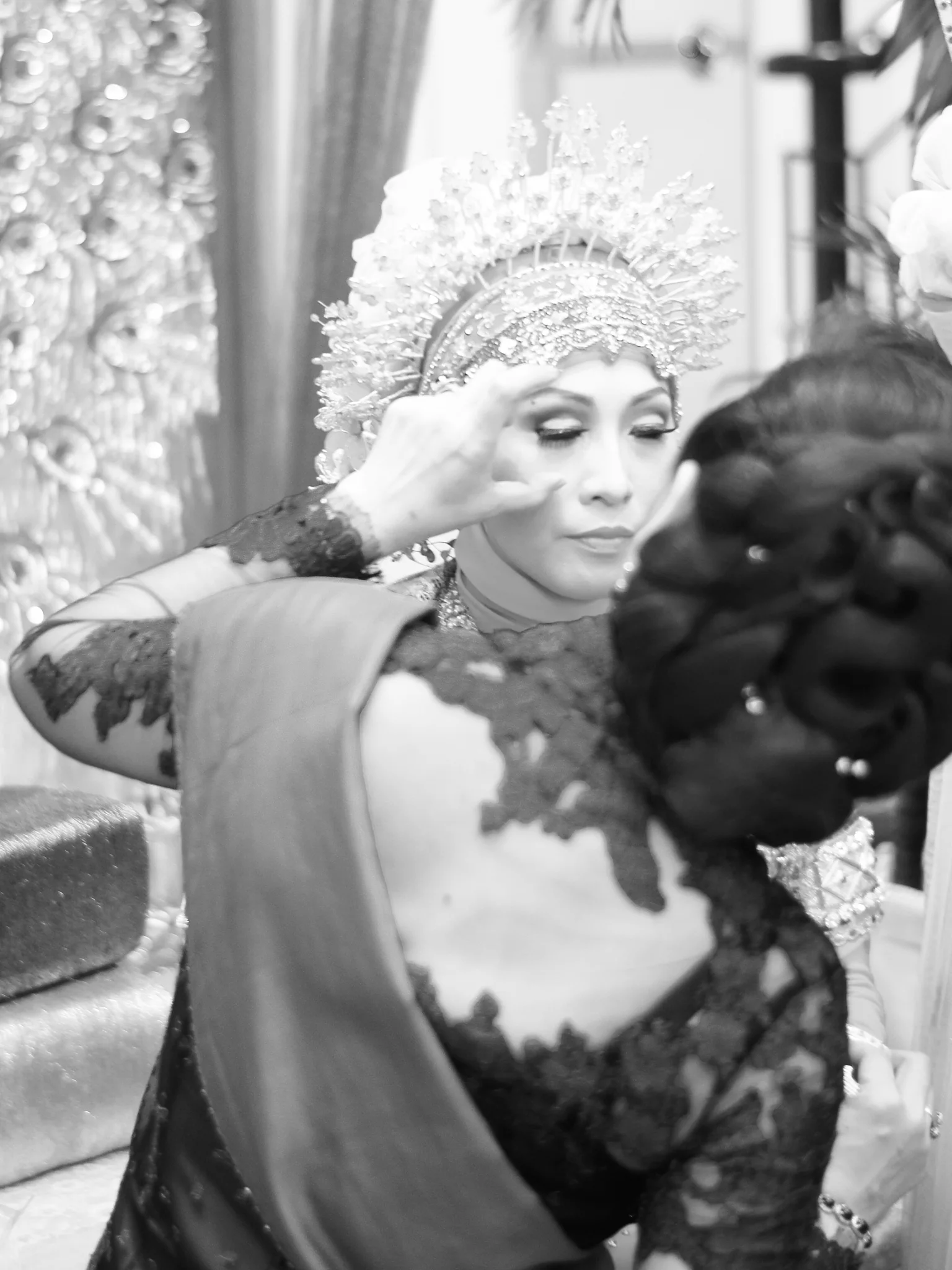 During the Mappacci, very close family members and special guests are invited to give blessings to the bride and place henna on her hands.