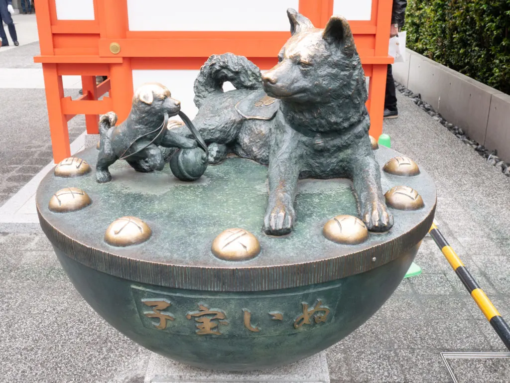 Dog statue at Suitengu Shrine