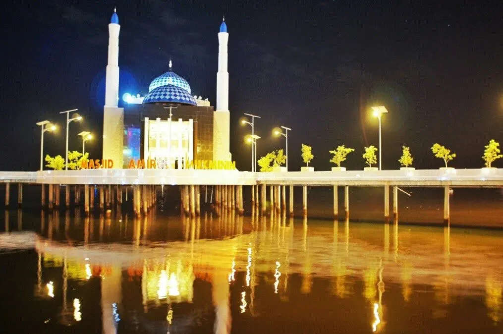 A night stroll along Losari Beach led us to Masjid Amirul Mukminin, landmark of Makassar and Indonesia's first floating mosque.