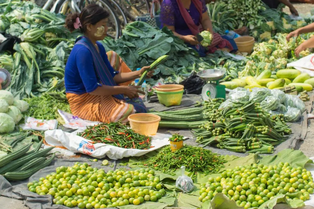 mingalar market nyaungshwe inle lake myanmar