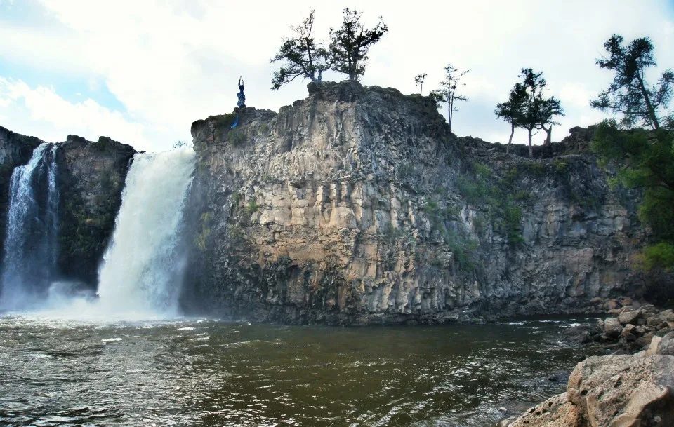 Ulaan Tsutgalan Waterfall