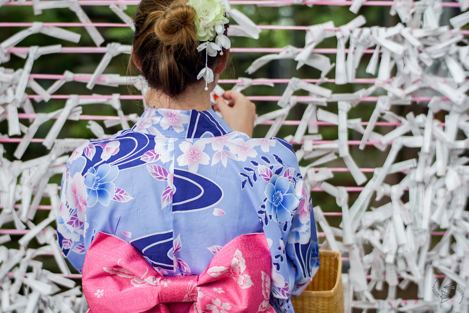 tying up omikuji japan